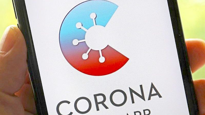 Die offizielle Corona-Warn-App ist auf einem Smartphone zu sehen. Foto: Oliver Berg/dpa