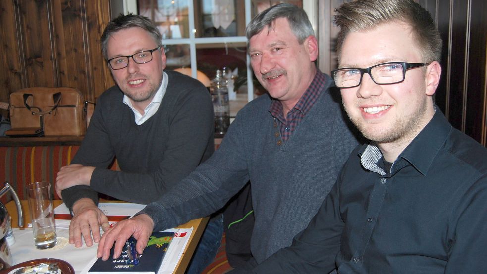 Der neue Vorsitzende des SPD-Ortsvereins Großefehn, Alexander Ulrichs, mit seinem Vorgänger Friede Schoone und dem Vorstandsmitglied Matthias Heeren. Archivfoto: Ann-Kathrin Stapf