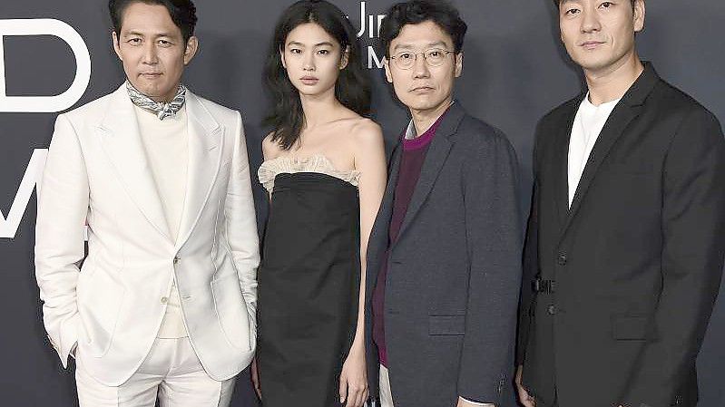 Schauspieler Lee Jung-jae (l-r), Schauspielerin Jung Ho-yeon, Regisseur Hwang Dong-hyuk und Schauspieler Park Hae-soo in Los Angeles. Foto: Jordan Strauss/Invision/AP/dpa