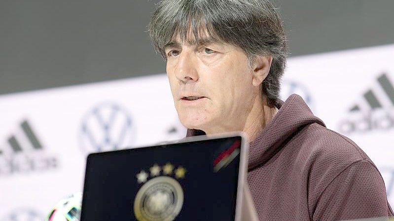 Wird in Wolfsburg offiziell vom DFB verabschiedet: Ex-Bundestrainer Joachim Löw. Foto: Federico Gambarini/dpa