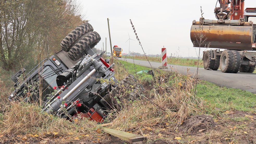 Der Bagger liegt auf der Seite im Graben. Foto: Heino Hermanns