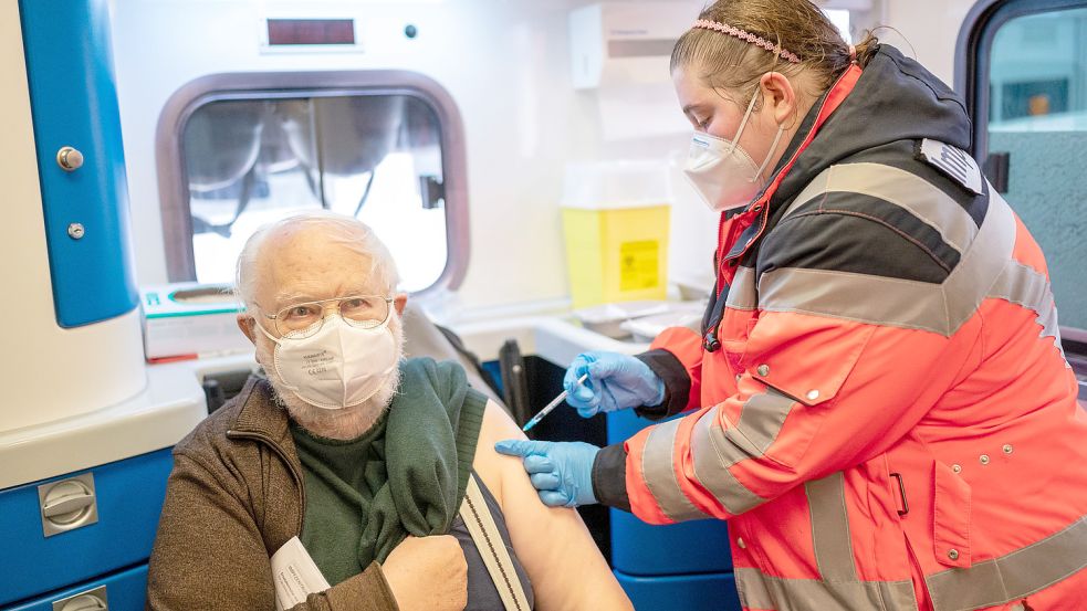 Ein mobiles Impf-Team in Braunschweig verabreicht Boosterimpfungen auch ohne Termin. Foto: Philipp Schulze / dpa