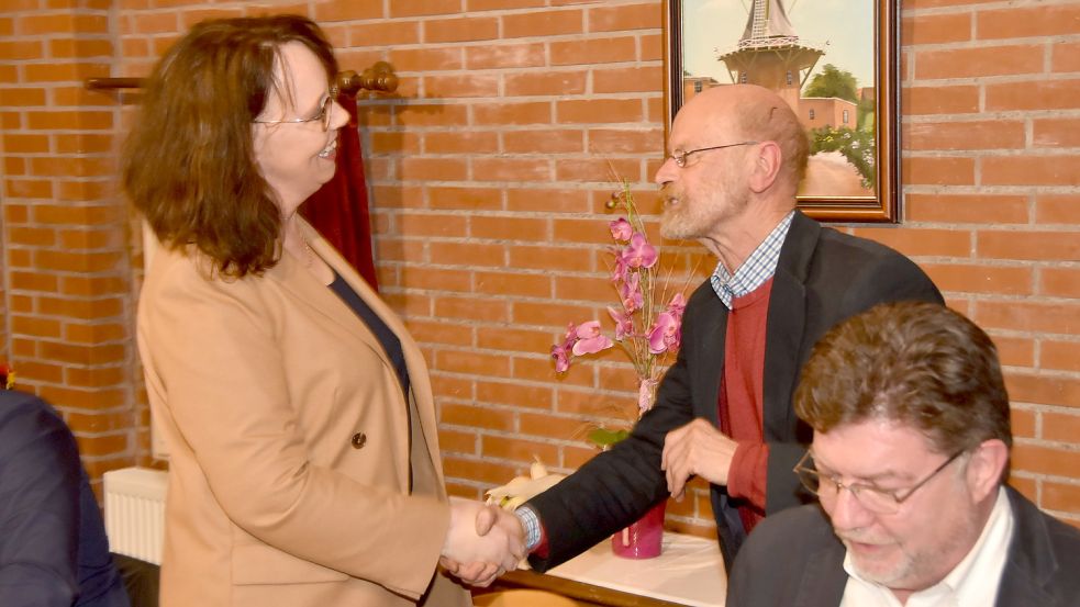 Der bisherige Leezdorfer Bürgermeister Manfred Wirringa gratulierte seiner Nachfolgerin Gisela Riesebeck. Foto: Thomas Dirks