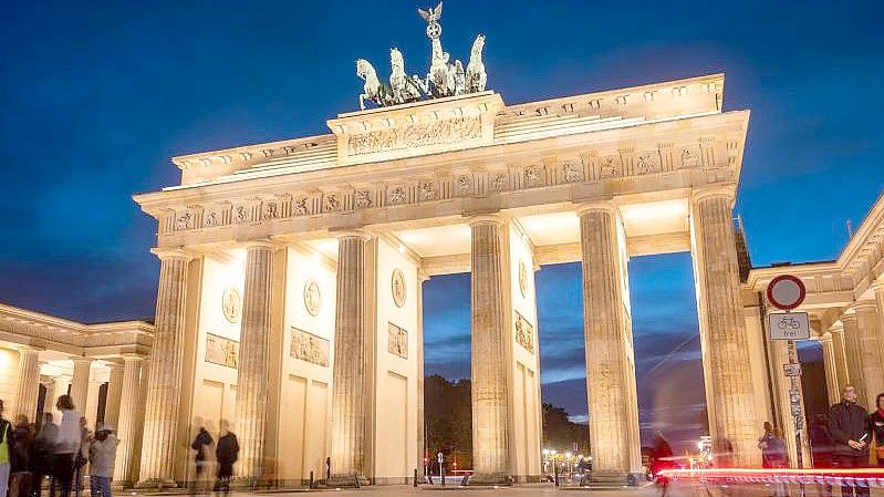 Während der blauen Stunde ist das Brandenburger Tor beleuchtet. (Archivbild). Foto: Christophe Gateau/dpa