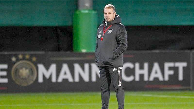 Hofft auf viele Tore gegen Liechtenstein als Stimmungsaufheller: Bundestrainer Hansi Flick. Foto: Swen Pförtner/dpa