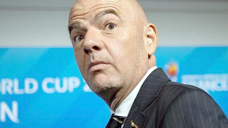 Stößt mit seinem Plan für eine WM alle zwei Jahre in Deutschland auf wenig Zustimmung: FIFA-Präsident Gianni Infantino. Foto: Sebastian Gollnow/dpa