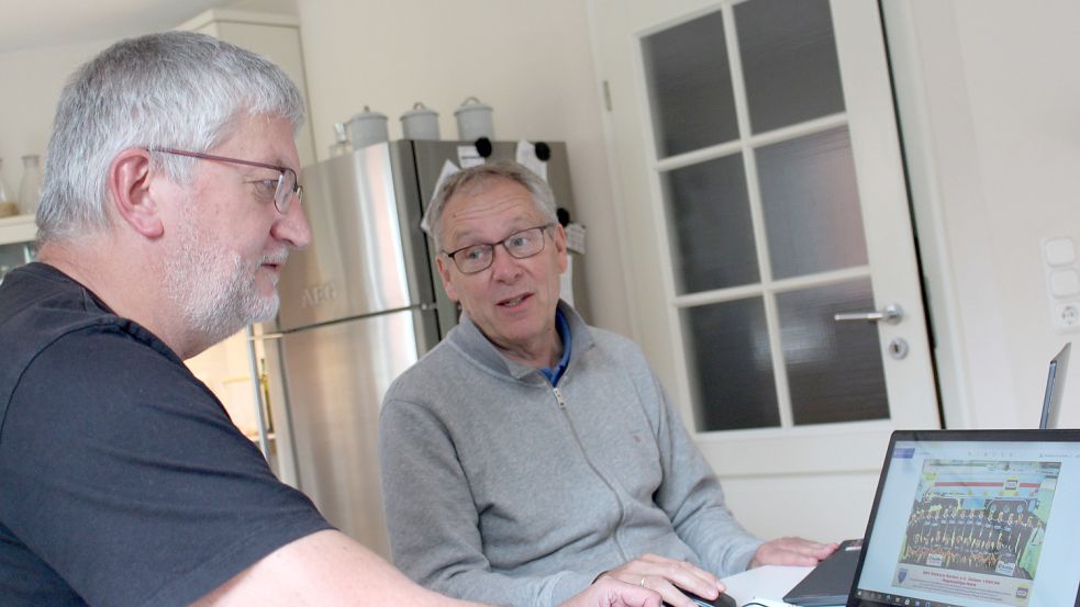 Horst Groeneweg (links) und Reiner Bruns saßen vielen Stunden zusammen, um die Chronik zu erstellen. Foto: W.-Rüdiger Saathoff