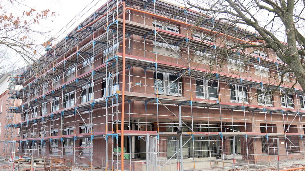 Der Neubau der Anklagebehörde am Schlossplatz wächst seit mehr als einem Jahr in die Höhe. Der Innenausbau hat begonnen. Foto: Heino Hermanns