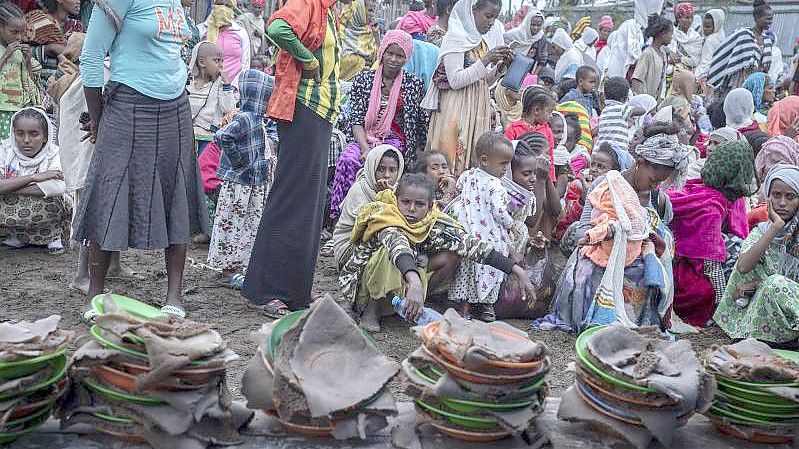 Vertriebene Äthiopier warten auf die Verteilung von Hilfsgütern. Foto: Mulugeta Ayene/AP/dpa