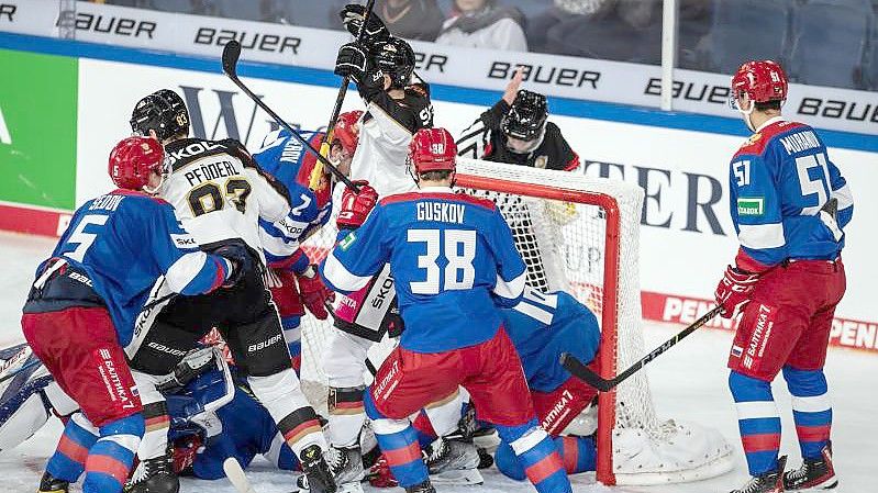 Deutschlands Leonhard Pföderl (2.v.l.) erzielt den Treffer zum 3:2 gegen Russland. Foto: Bernd Thissen/dpa