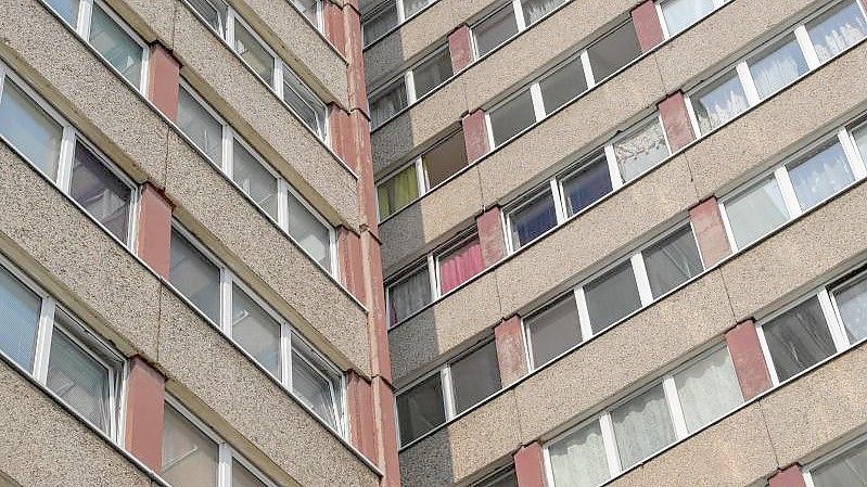 Ein Hochhaus in einem Plattenbaugebiet.Das Statistische Bundesamt gibt die Ergebnisse der Wohngeldstatistik bekannt. Foto: Patrick Pleul/dpa-Zentralbild/dpa