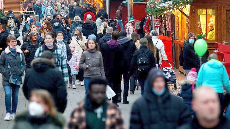 Der Duisburger Weihnachtsmarkt öffnet mit verschärften Corona-Regeln. Foto: Roland Weihrauch/dpa