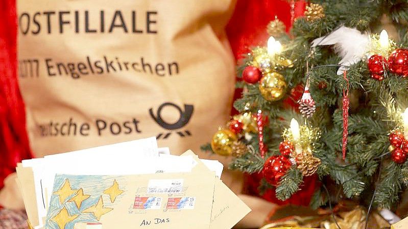 In der Christkind-Postfiliale in Engelskirchen weihnachtet es schon sehr. Foto: Oliver Berg/dpa