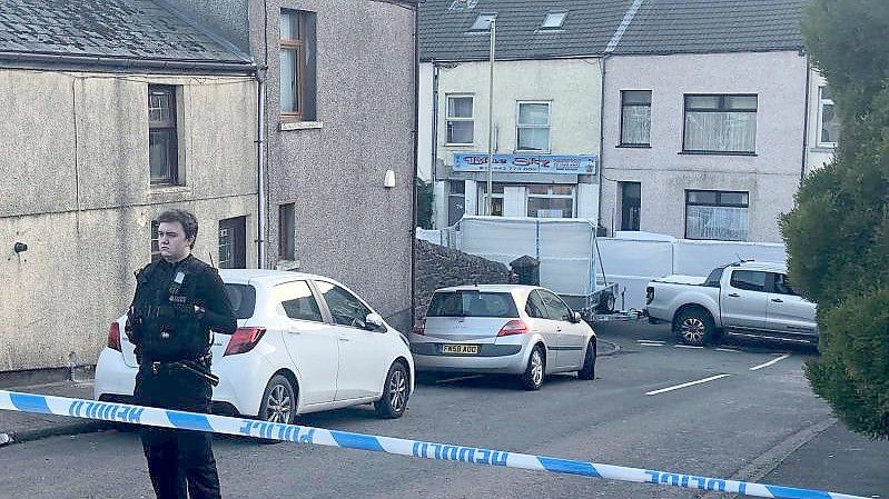 Ein Polizist am Tatort: Weil er aus Rache an einer Bekannten deren 16-jährige Tochter getötet hat, ist ein Mann in Wales zu mindestens 30 Jahren Haft verurteilt worden. Foto: Adam Hale/PA Wire/dpa