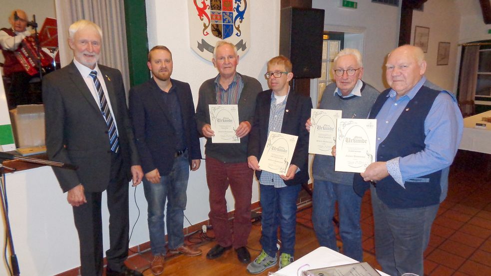 Ehrungen mit Vorsitzendem Erwin Burmeister (von links), dessen Stellvertreter Erik Janssen, den Geehrten Dieter Buhr, Eike-Christian Uden, Hinrich Trauernicht und Eilert Lammers. Foto: privat