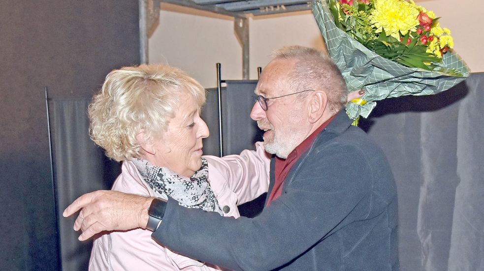 Die bisherige Marienhafer Bürgermeisterin Beate Ihmels gratuliert ihrem Nachfolger Johann Tjaden zur Wahl. Foto: Thomas Dirks