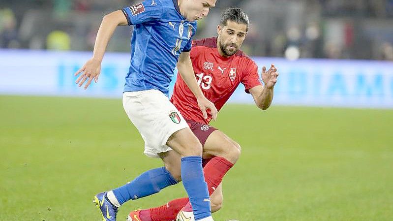 Federico Chiesa (l) aus Italien kämpft gegen den Schweizer Ricardo Rodriguez um den Ballbesitz. Foto: Gregorio Borgia/AP/dpa