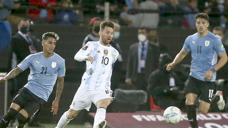 Die argentinische Auswahl um Superstar Lionel Messi (M.) besiegte in Montevideo Uruguay mit 1:0. Foto: Ernesto Ryan/Getty pool via AP/dpa