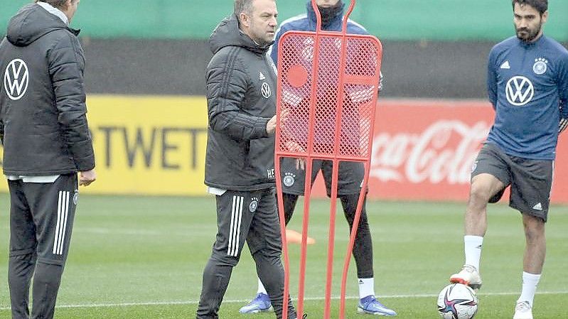 Bundestrainer Hansi Flick (2.v.l.) trainierte mit den Nationalspielern vor dem Abflug nach Armenien nochmal in Wolfsburg. Foto: Swen Pförtner/dpa