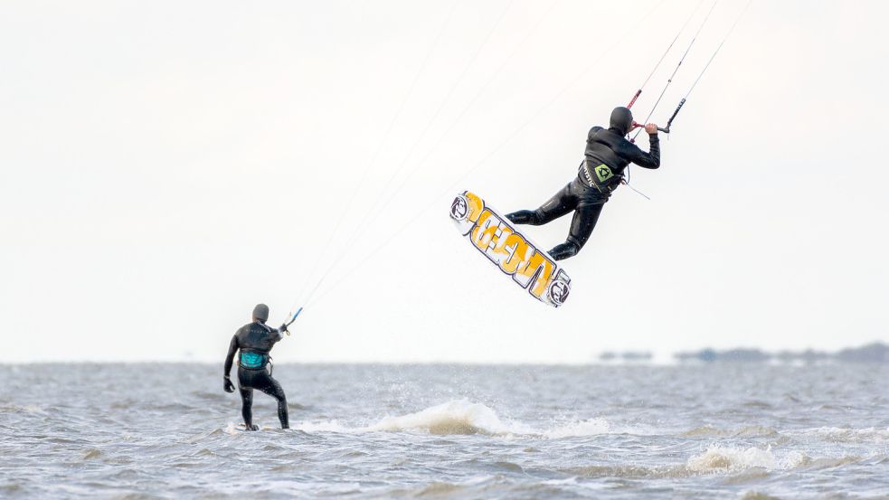 Kitesurfen wird nach der Verordnung nur noch in eingeschränkten Bereichen und zu bestimmten Zeiten im Wattenmeer möglich sein. Foto: DPA