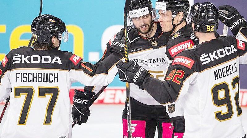 Deutschlands Fischbuch (l-r), Torschütze Rieder, Pföderl und Noebels jubeln nach dem Treffer zur 1:0-Führung. Foto: Marius Becker/dpa