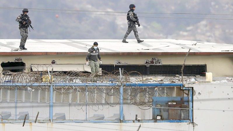 Polizisten auf dem Dach des Gefängnisses in Guayaquil. Foto: Jose Sanchez/AP/dpa