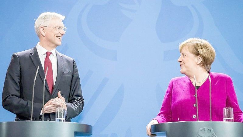 Bundeskanzlerin Angela Merkel (CDU) steht neben Krisjanis Karins, Ministerpräsident von Lettland bei einer Pressekonferenz. Foto: Michael Kappeler/dpa