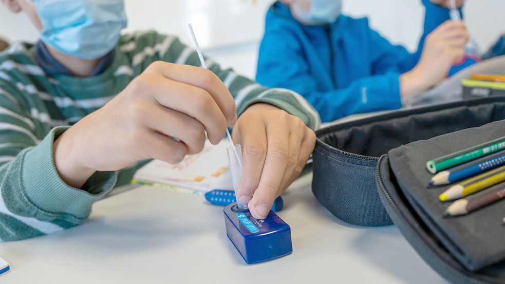 Kinder und Jugendliche unterliegen einer regelmäßigen Corona-Testpflicht vor oder in der Schule. Sie werden daher zumeist von 2G- und 3G-Regeln ausgenommen und genießen eine Sonderrolle. Foto: Peter Kneffel/dpa