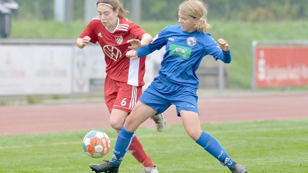 Die Potsdamerinnen (blaue Trikots) gingen resolut zu Werke. Dank einer konzentrierten Defensivleistungen gewannen die Gäste mit 2:0 auf dem Ellernfeld.Foto: Bernd Wolfenberg