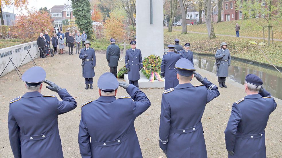 Mitglieder der Reservistenkameradschaft Aurich legten wie in den Vorjahren den Kranz für den Bundesminister für Verteidigung nieder. Foto: Heino Hermanns
