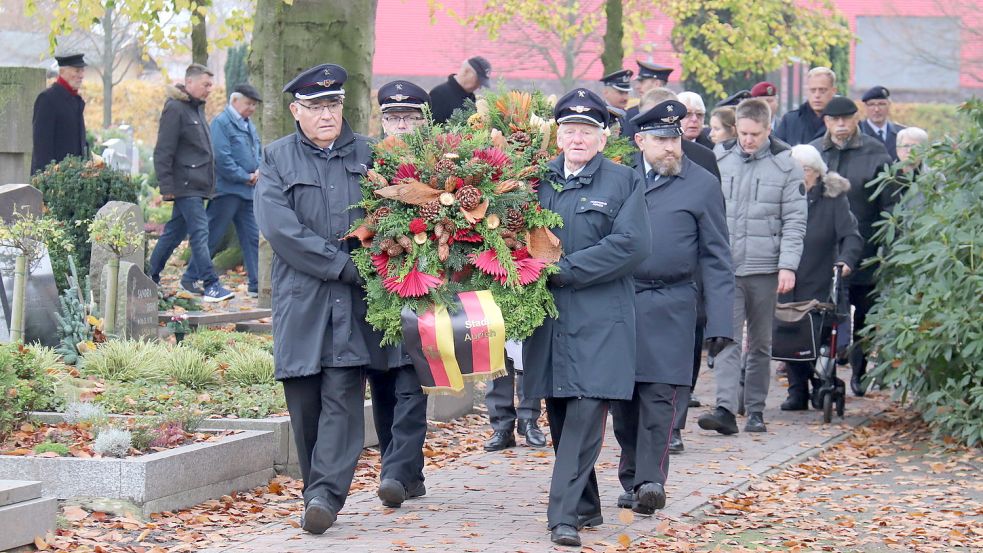 Mitglieder der Feuerwehr Aurich brachten zwei Kränze zum Soldatenfriedhof neben dem Auricher Mausoleum. Foto: Heino Hermanns