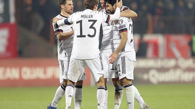 Die DFB-Elf um Doppelpacker Ilkay Gündogan (r) setzte sich souverän in Armenien durch. Foto: Christian Charisius/dpa