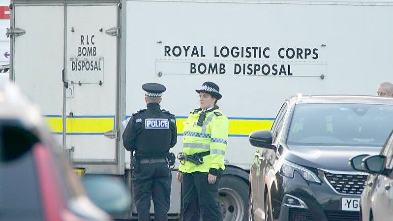 Polizisten am Ort der Explosion vor einer Frauenklinik in Liverpool. Foto: Peter Byrne/PA Wire/dpa