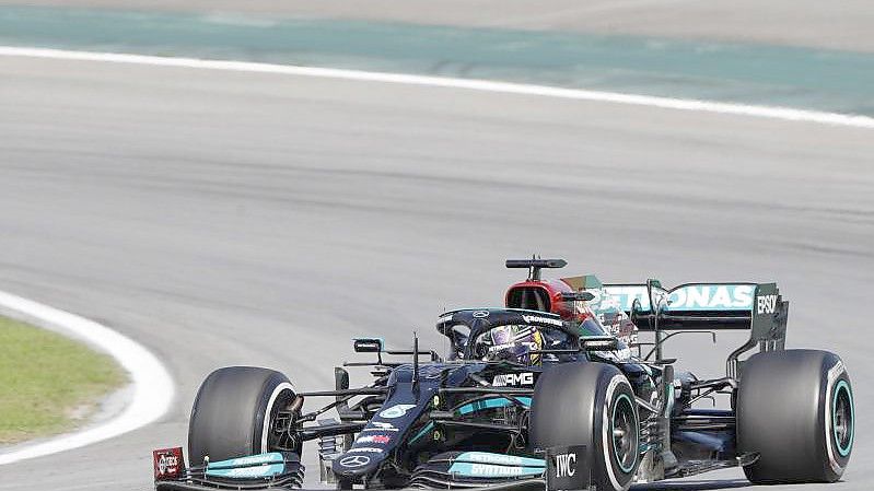 Hamilton rückt mit seinem Sieg bis auf 14 Punkte an WM-Spitzenreiter Verstappen heran. Foto: Marcelo Chello/AP/dpa