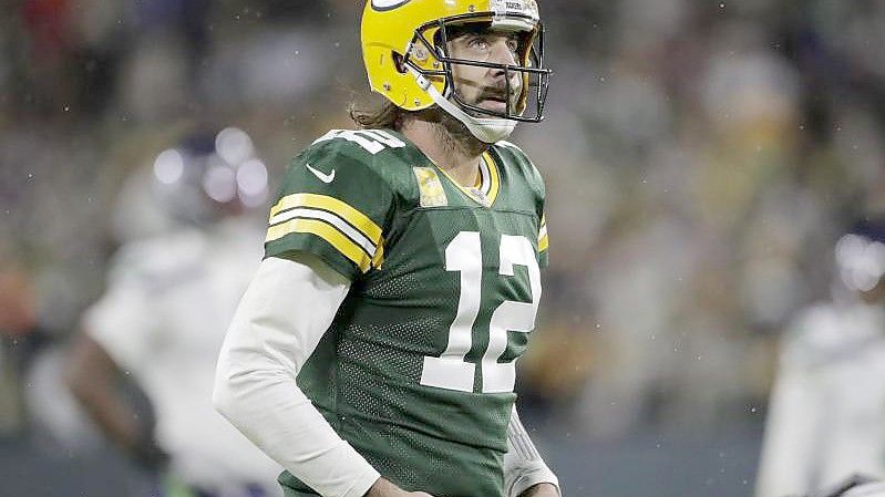 Aaron Rodgers von den Green Bay Packers blickt auf die Anzeigetafel. Foto: Aaron Gash/AP/dpa