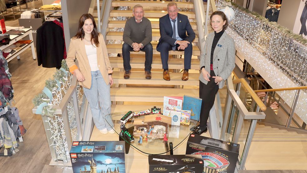 Anna-Lena Poppen (von links), Marco Bordasch, Johann Stromann und Heida Haltermann präsentieren im Modehaus Silomon die drei Hauptpreise des Wettbewerbs. Foto: Axel Wittich