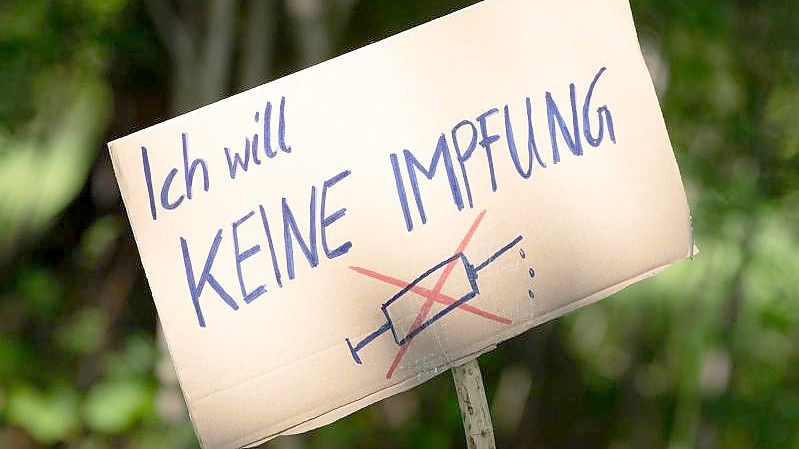 Ein Schild mit der Aufschrift „Ich will keine Impfung“ am Rande einer Kundgebung in Dresden. Foto: Sebastian Kahnert/dpa