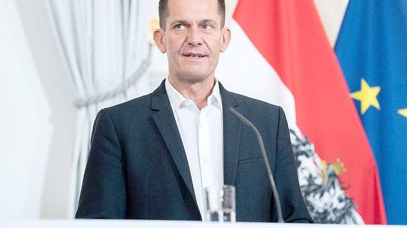 Gesundheitsminister Wolfgang Mückstein spricht bei einer Pressekonferenz zu den Corona-Maßnahmen in Wien. Foto: Georg Hochmuth/APA/dpa