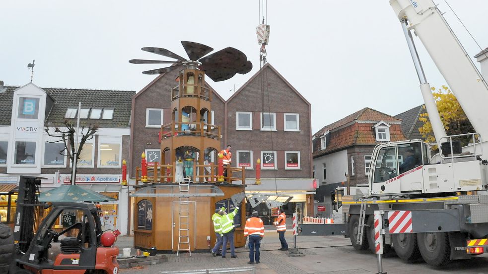 Die Weihnachtspyramide steht schon. Dort werden ab kommenden Montag Lose verkauft. Foto: Udo Hippen