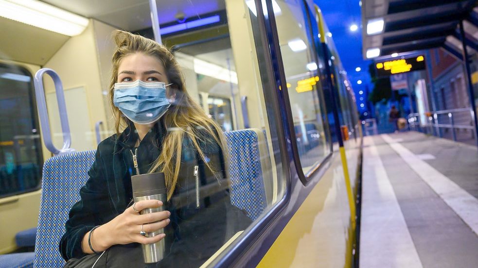 Bald nur noch geimpft, genesen oder negativ getestet in Busse und Bahnen? So wollen es SPD, Grüne und FDP. Foto: Sebastian Gollnow / dpa