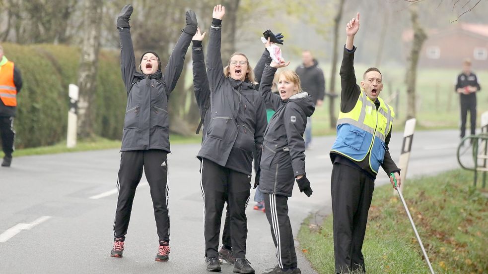 Der Meister ist wieder vorne: Insa Carls, Simone Alting, Hilke Collmann und Ingo Meenen bejubeln den Dietrichsfelder Erfolg in Südarle.Foto: Wilfried Gronewold