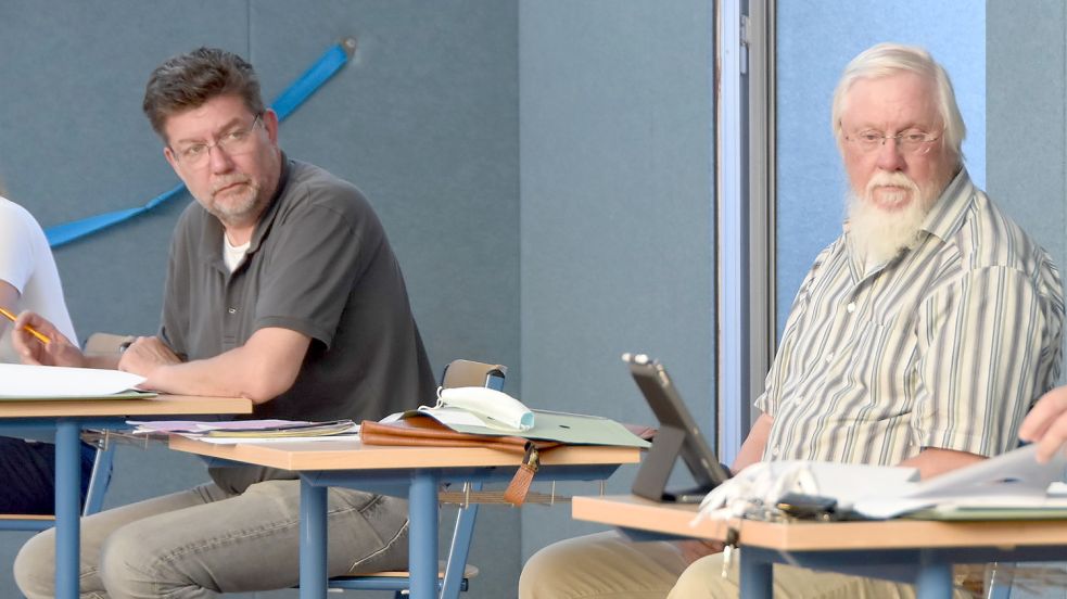 Während Gerhard Ihmels (links) ehrenamtlicher Gemeindedirektor von Wirdum bleiben wird, ist Lenhard Janssen (SPD) sein Bürgermeisteramt los. Archivfoto: Thomas Dirks