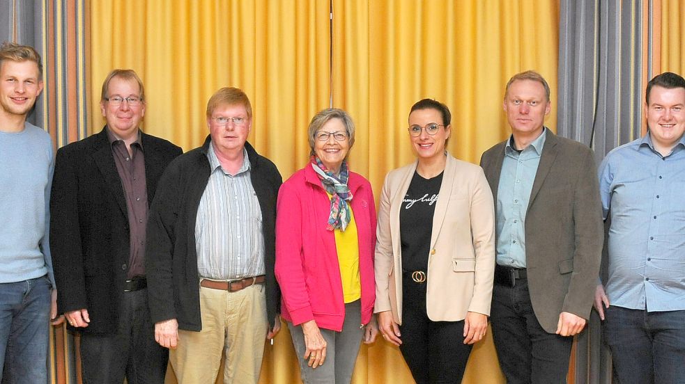 Der neue gewählte Ortsrat Timmel/Westgroßefehn besteht aus Tobias Onneken (von links), Stefan Bender, Folkert Claver, Kerstin Buss, Ortsbürgermeisterin Silke Bergmann, ihr Stellvertreter Folkert Onken sowie Tim Frieden. Foto: privat