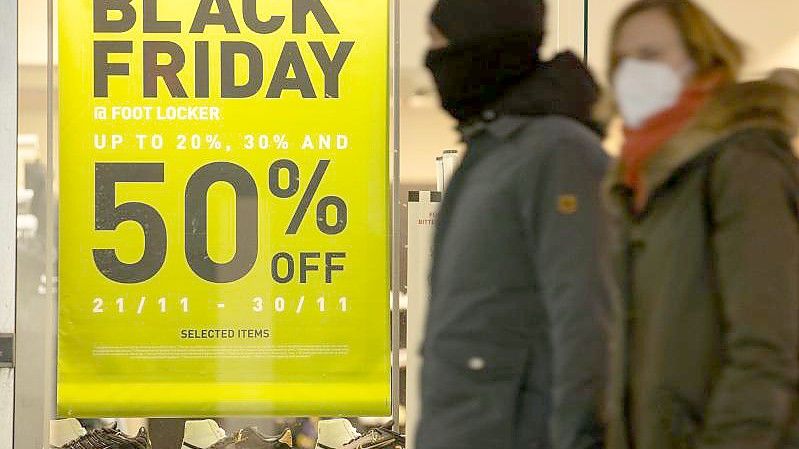 Der Black Friday findet am 26. November statt, der Cyber Monday drei Tage später am 29. November. Foto: Friso Gentsch/dpa