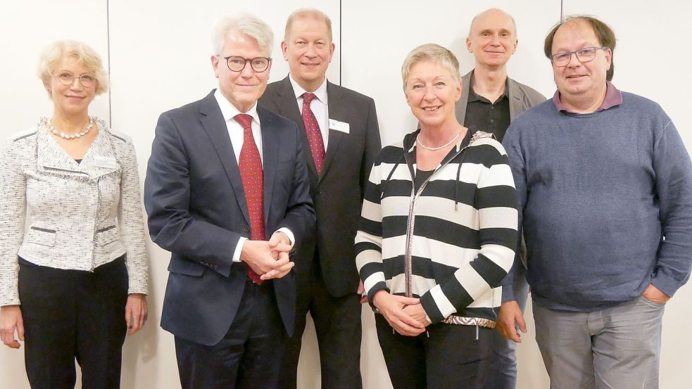 Verabschiedeten Chefarzt Prof. Dr. Wolfgang Trabert (2. v. l.): Dr. Doris Janssen, Claus Eppmann, Dr. Astrid Gesang, Dr. Arne-Dietrich Esse und Dr. Egbert Held. Foto: Trägergesellschaft
