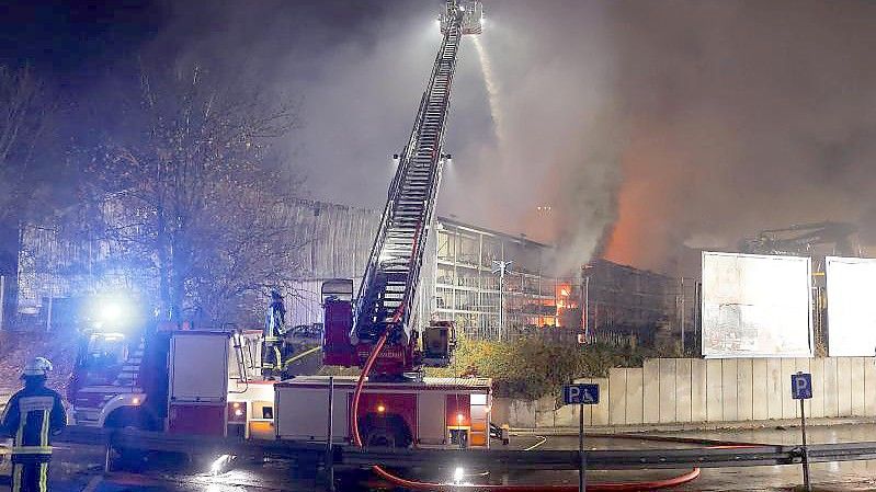 Die Gewerbehalle liegt unmittelbar neben der Autobahn 40 - aufgrund der starken Rauch- und Flammenentwicklung wurde die Straße in Fahrtrichtung Dortmund gesperrt. Foto: David Young/dpa