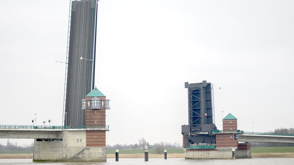 Bereits im Februar 2019 sorgten streikende Brückenwärter für eine Sperrung der Jann-Berghaus-Brücke in Leer. Archivfoto: DPA