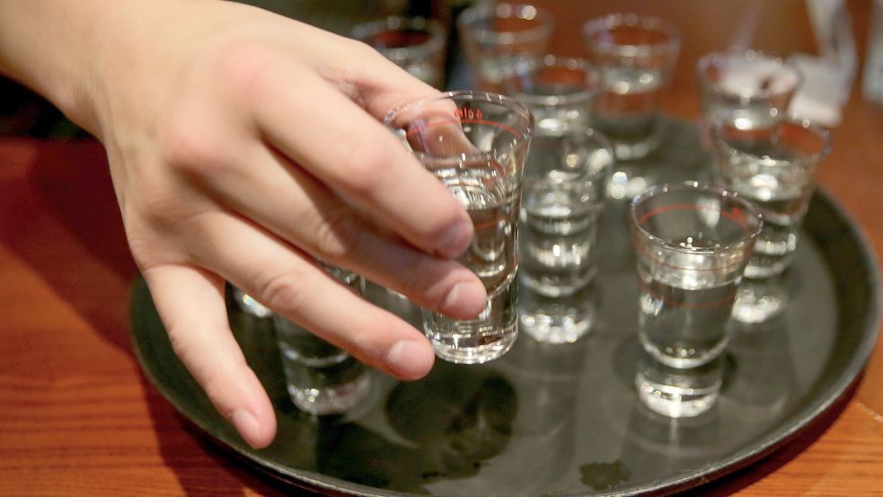 Auch Wodka bekamen die jugendlichen Testkäuferinnen des Landkreises Aurich an fast allen Verkaufsstellen. Archivfoto: DPA