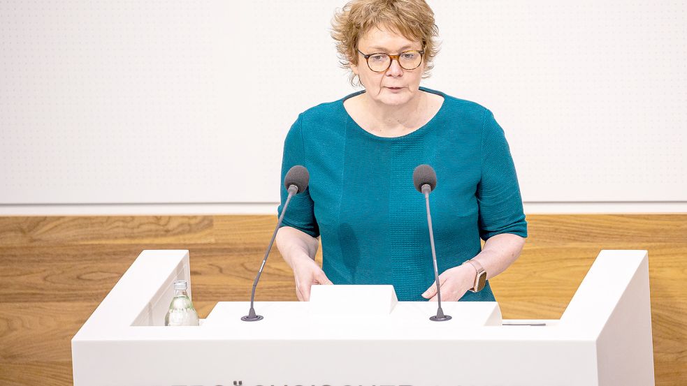 Niedersachsen Gesundheitsministerin Daniela Behrens (SPD) informiert am Dienstag über ein weiteres Impfkonzept in Niedersachsen. Hier können sie die Landespressekonferenz im Livestream verfolgen. Foto: Moritz Frankenberg