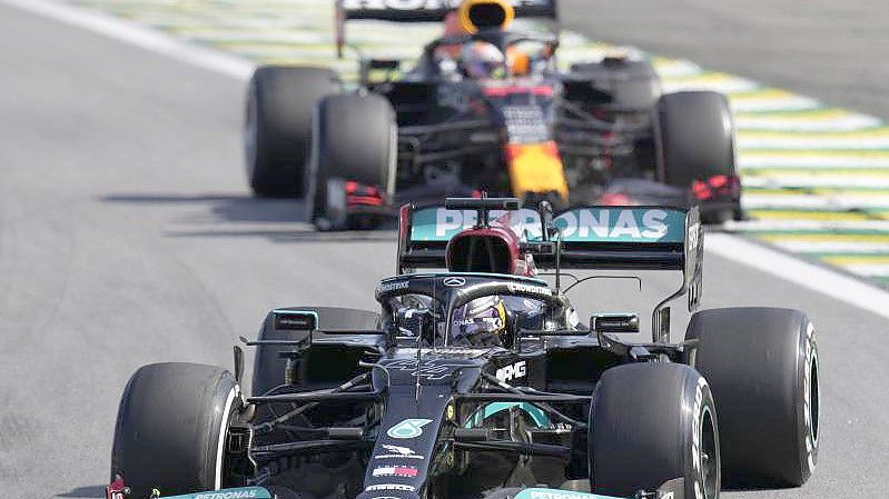 Kämpfen um den WM-Titel 2021: Lewis Hamilton (vorne) und Max Verstappen. Foto: Andre Penner/AP/dpa